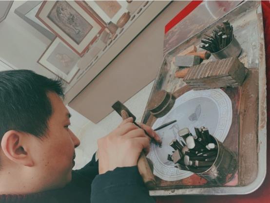2019年12月，朱斌在郑州市河南自贸试验区自己创办的“郑州昱十帆商贸有限公司”创作《蝶恋花》作品。