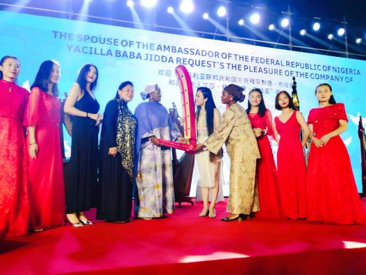 2018 年中非论坛元首峰会期间，鲁璐在尼日利亚驻华大使馆将复原仿制的中国唐代古箜篌“红鸾”赠予尼日利亚联邦共和国总统夫人艾莎·穆罕默德·布哈里。