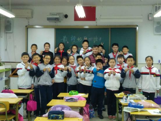 7  2014年、2015年9月至12月，分别被北京劲松第三小学、鸭儿胡同小学校外辅导员，教授学生学习毛猴的制作技艺和如何欣赏毛猴作品。这是孙怀忠老师在北京市劲松第三小学五四班学生们展示各自毛猴作品的场景。