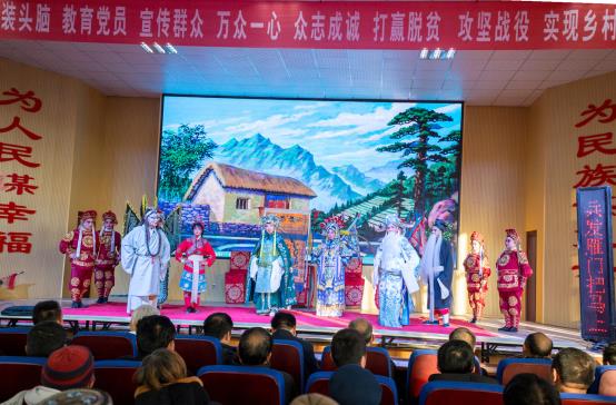 9  2019年11月11日，封丘县关小风祥符调天兴班豫剧团在李庄新区为从黄河滩区迁入新区的群众义演，助力脱贫攻坚战役。